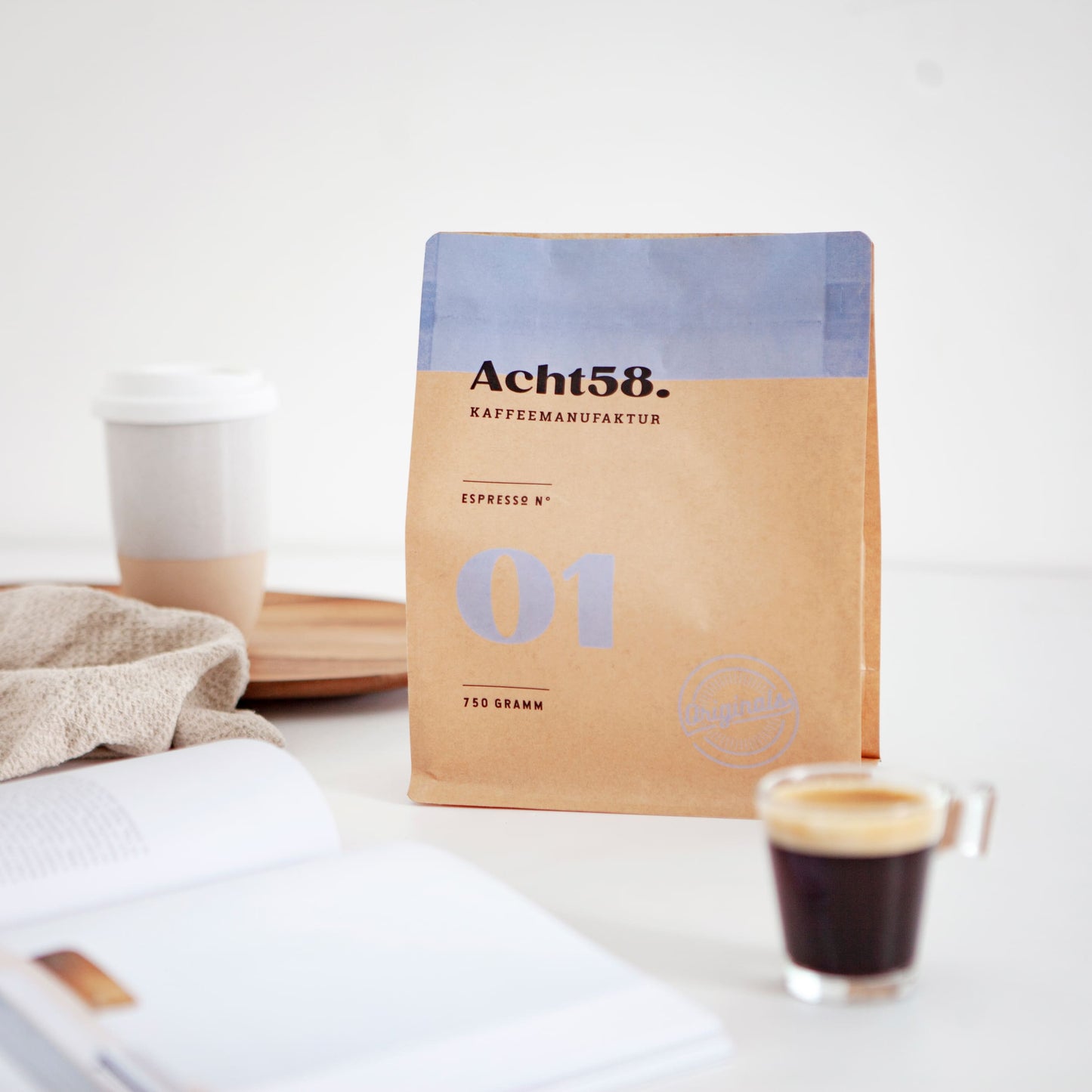 N°01 Espresso Lifestyle mit Kaffeetasse im Vordergund