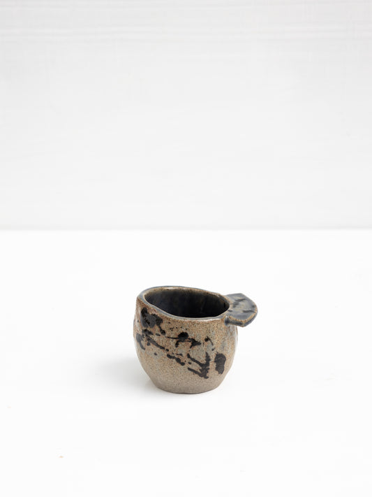 Tasse für Tee oder Kaffee mit Henkel im japanischen Stil