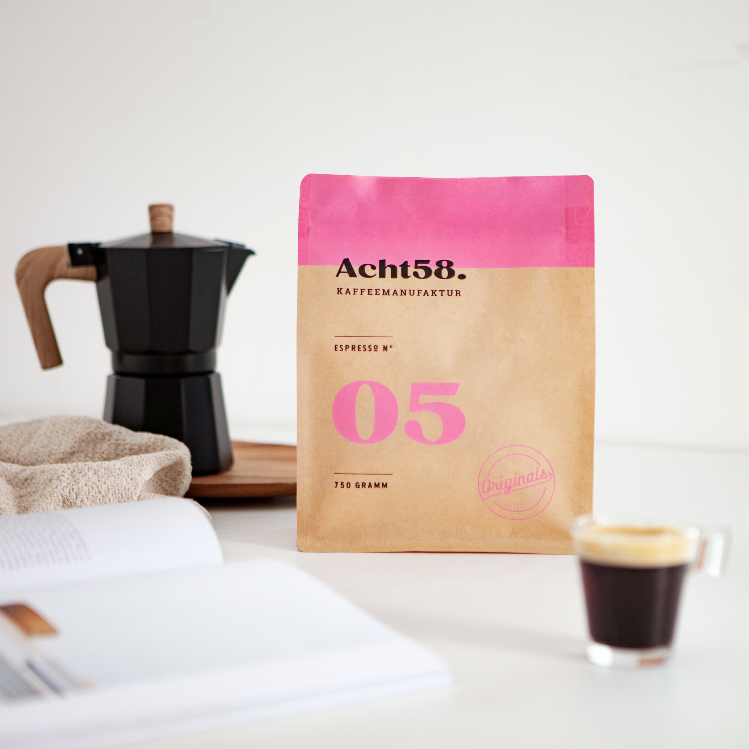 N°05 Espresso Verpackung mit Tassee Kaffee davor