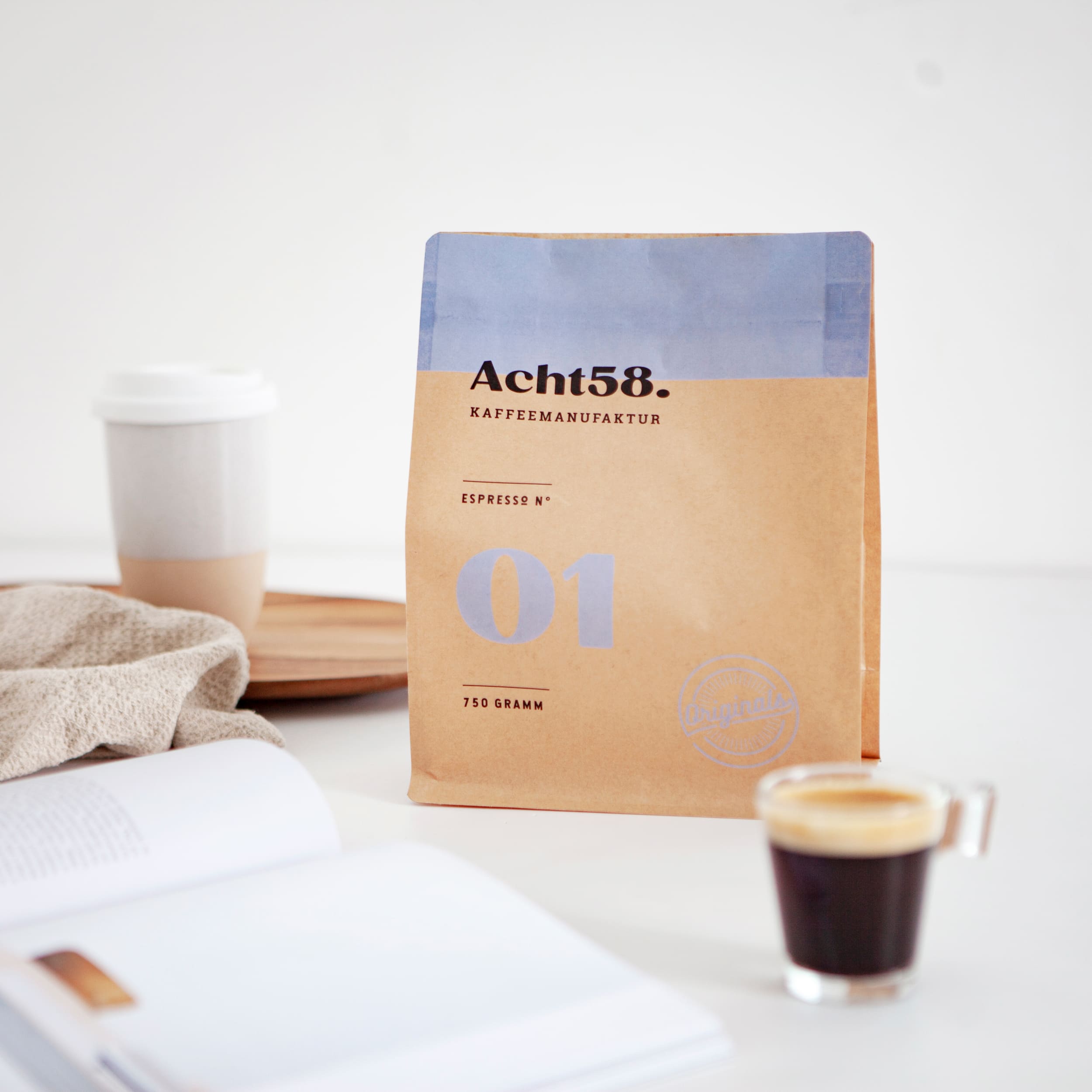 N°01 Espresso Lifestyle mit Kaffeetasse im Vordergund